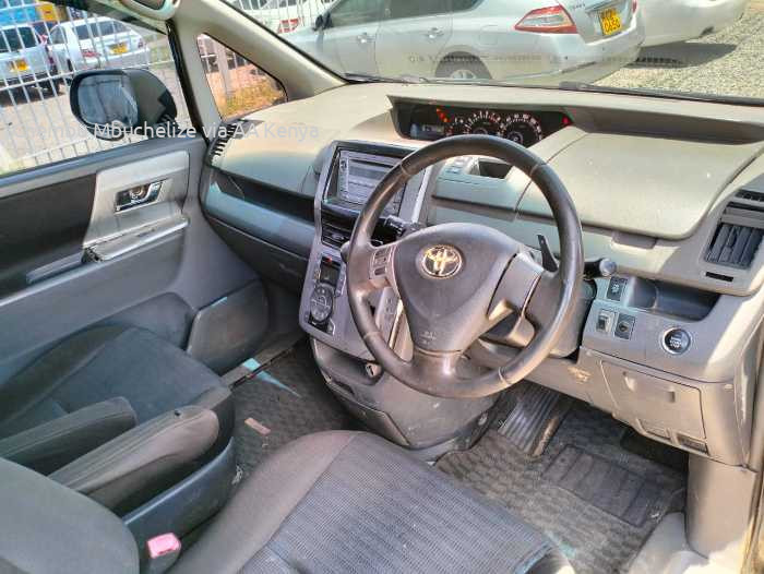 2010 TOYOTA VOXY